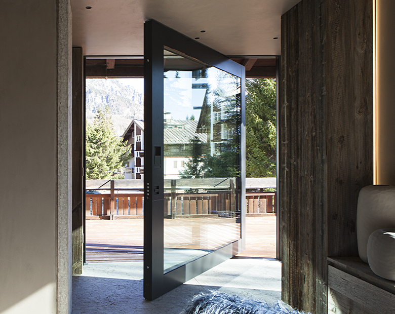 Moderne, commerciële draaideur van aluminiumlegering met glazen front en centraal draaipunt, automatische gebogen toegangsdeuren voor luxe hotels
