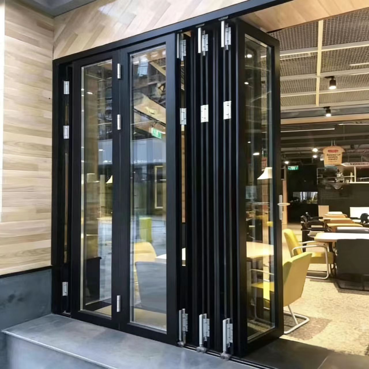 Orkaanbestendige, waterdichte aluminium buitendeur met minimalistisch design voor keuken, balkon of terras. Vouwdeur.