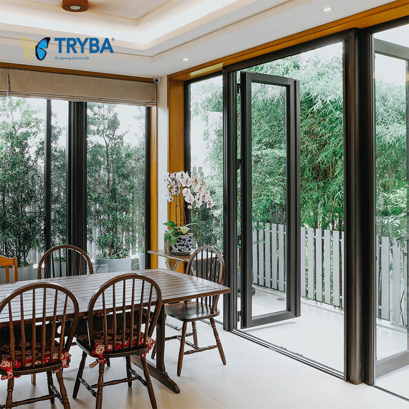 Moderne openslaande deuren van dubbel gehard glas met slagvast aluminium en glasvezelscherm voor buitengebruik. Duits hang- en sluitwerk.