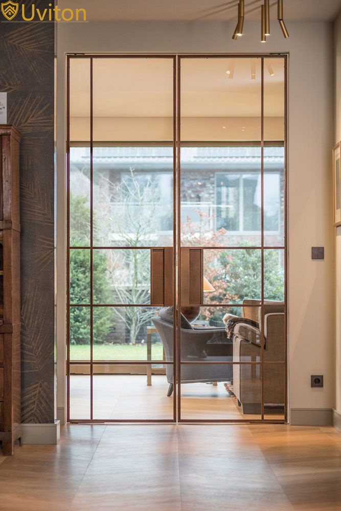 Luxe messing scharnierende voordeur voor hotel, villa of winkel. Dubbele glazen voordeur met veiligheidssleutel en slot. Ontwerp op maat.