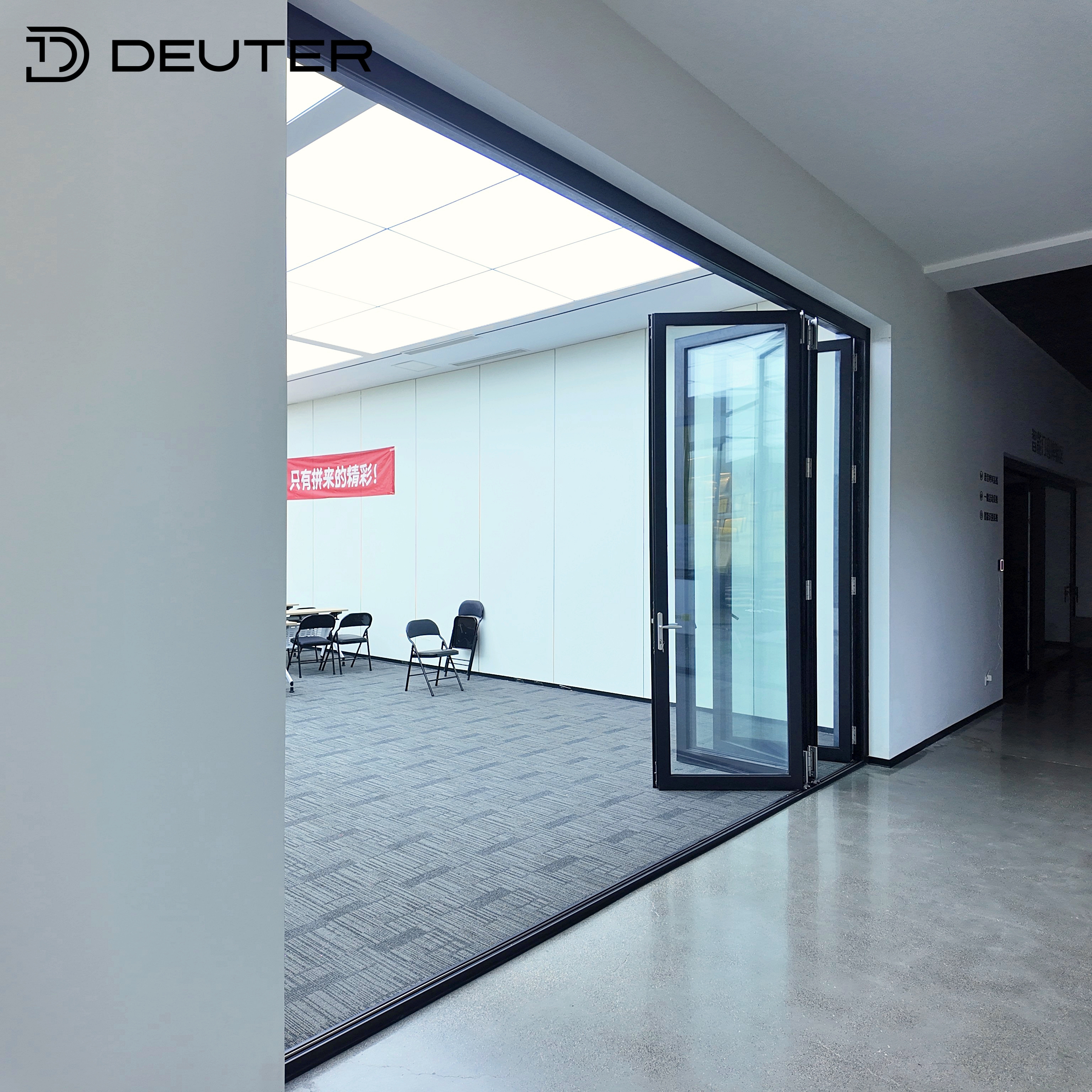 Verborgen scharnierontwerp, thermische onderbreking, aluminium accordeonvouwdeuren, buitendeur met glazen vouwmechanisme, moderne residentiële tuin- en terrasdeur