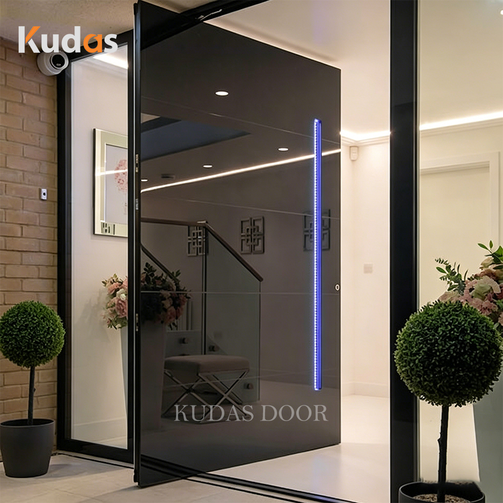 Moderne luxe zwarte glazen, verticaal geribbelde, gegoten aluminium buitendeur met draaifunctie en LED-verlichting.