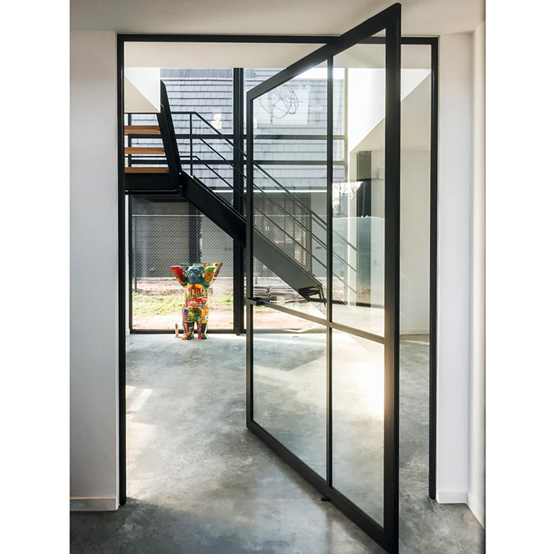 Modern ontwerp van de buitendeur van het huis, met een Zwitsers en Duits geïmporteerd stalen profielkozijn en een glazen draaideur op maat.