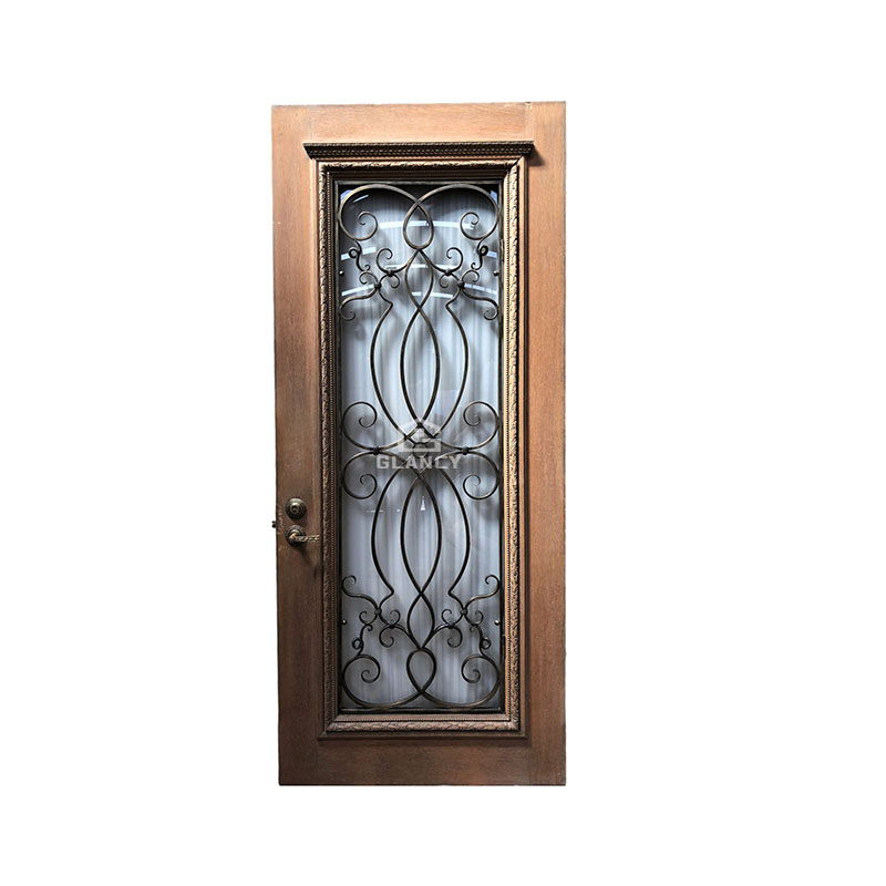 Deur met houten en smeedijzeren grillontwerp, glazen voordeur, enkele voordeur voor de buitenkant van een villa.