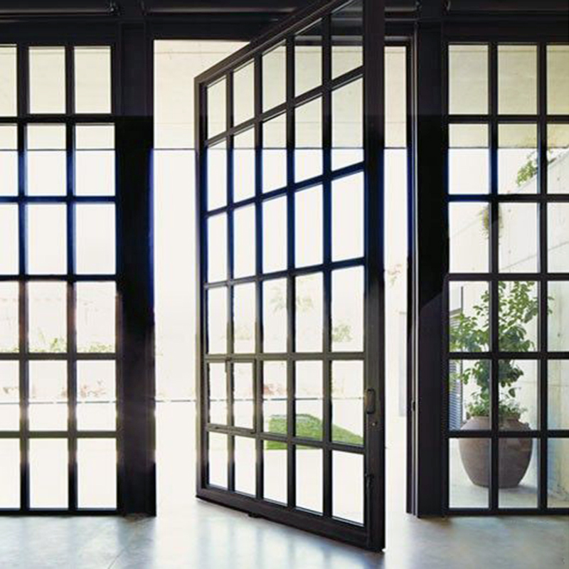 Modern ontwerp van de buitendeur van het huis, met een Zwitsers en Duits geïmporteerd stalen profielkozijn en een glazen draaideur op maat.