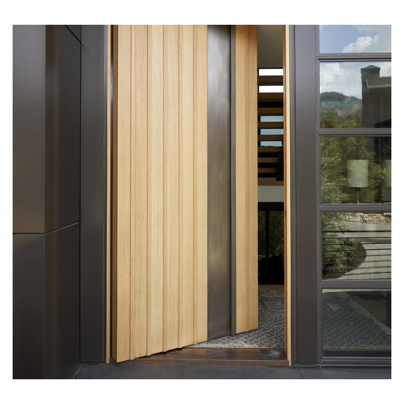 Nieuwe op maat gemaakte buitendeur van Hihaus met groot glas, draaibaar en van hout, moderne stijl.