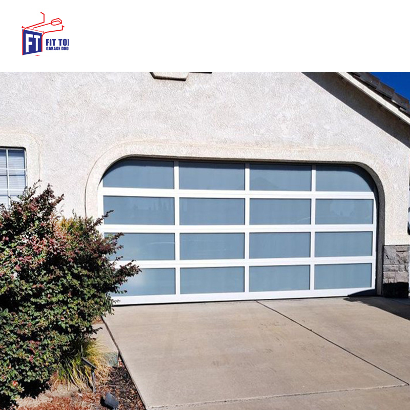 Functionele garagedeur met aluminium frame, kogelwerend glas en hoge beveiliging.