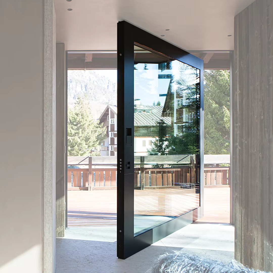 Moderne, commerciële draaideur van aluminiumlegering met glazen front en centraal draaipunt, automatische gebogen toegangsdeuren voor luxe hotels