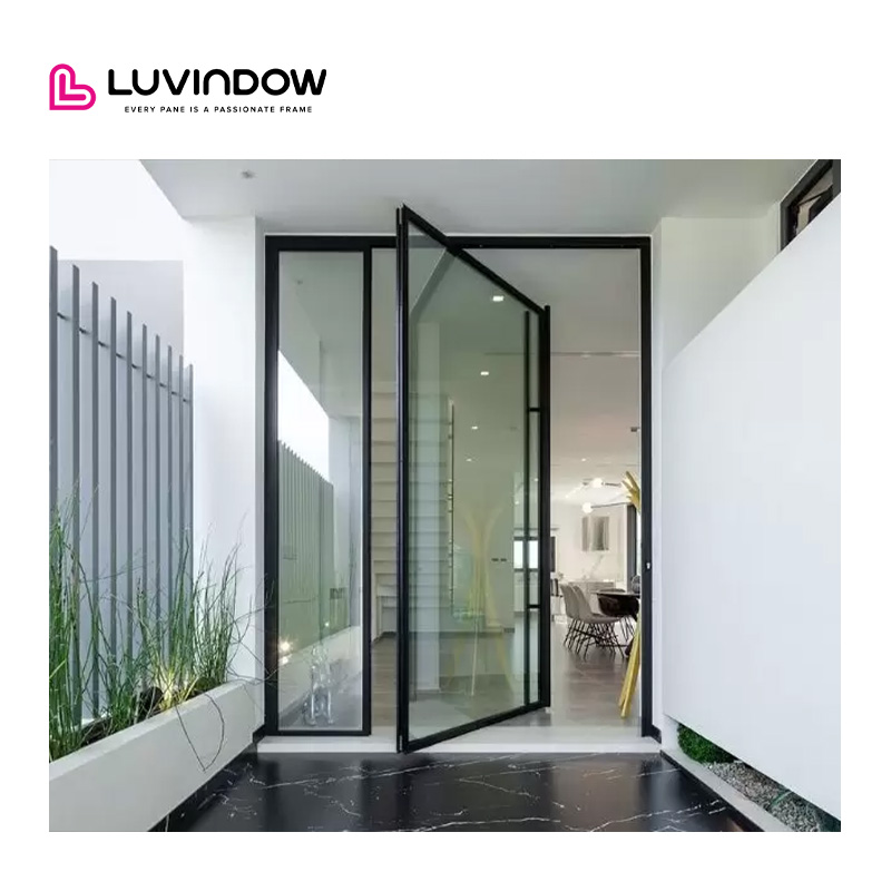 Moderne, esthetische, duurzame en onderhoudsarme aluminium draaideur met thermische onderbreking voor de entree van een luxe villa.