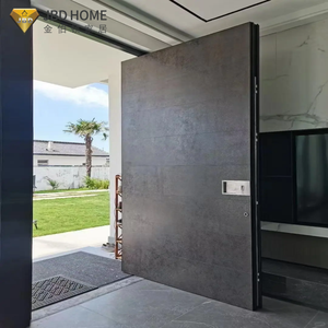 Grote, moderne draaideur met geluidsisolatie in een zwart aluminium frame voor de buitentoegang van een villa of luxe woning.