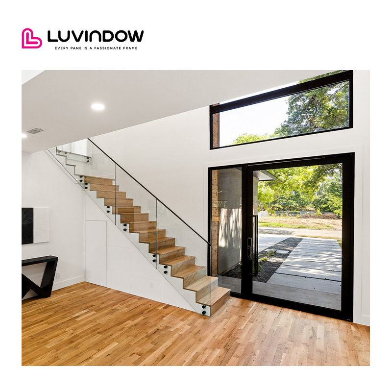 Moderne, esthetische, duurzame en onderhoudsarme aluminium draaideur met thermische onderbreking voor de entree van een luxe villa.