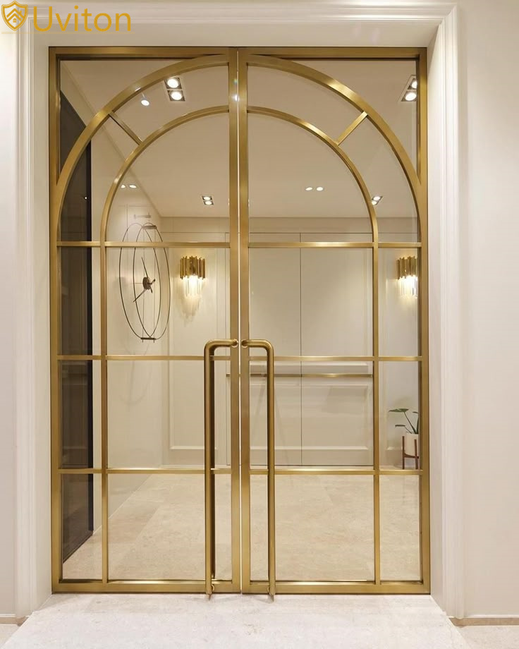 Luxe messing scharnierende voordeur voor hotel, villa of winkel. Dubbele glazen voordeur met veiligheidssleutel en slot. Ontwerp op maat.