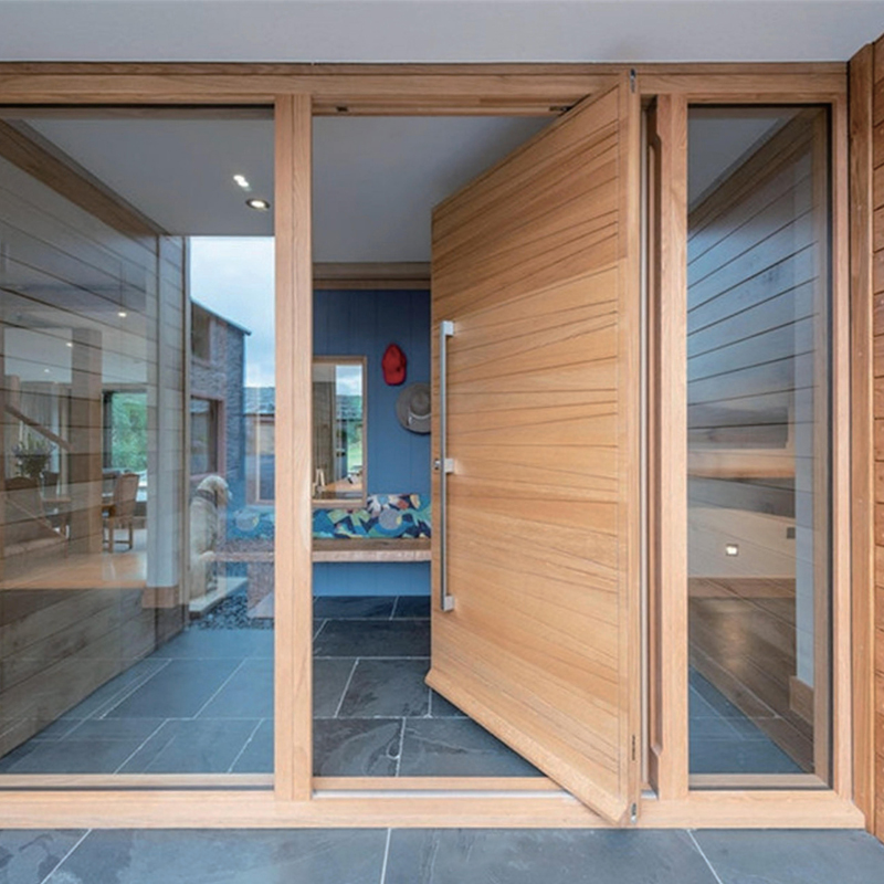 Nieuwe op maat gemaakte buitendeur van Hihaus met groot glas, draaibaar en van hout, moderne stijl.
