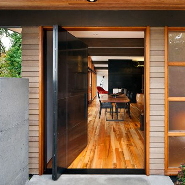 Massief houten toegangspoort, ontwerp van de fabrikant, draaideur voor de hoofdingang van een huis, afgewerkt oppervlak.