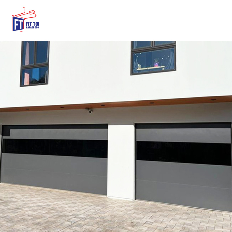 Functionele garagedeur met aluminium frame, kogelwerend glas en hoge beveiliging.