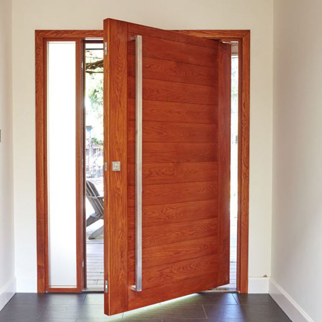 Massief houten toegangspoort, ontwerp van de fabrikant, draaideur voor de hoofdingang van een huis, afgewerkt oppervlak.