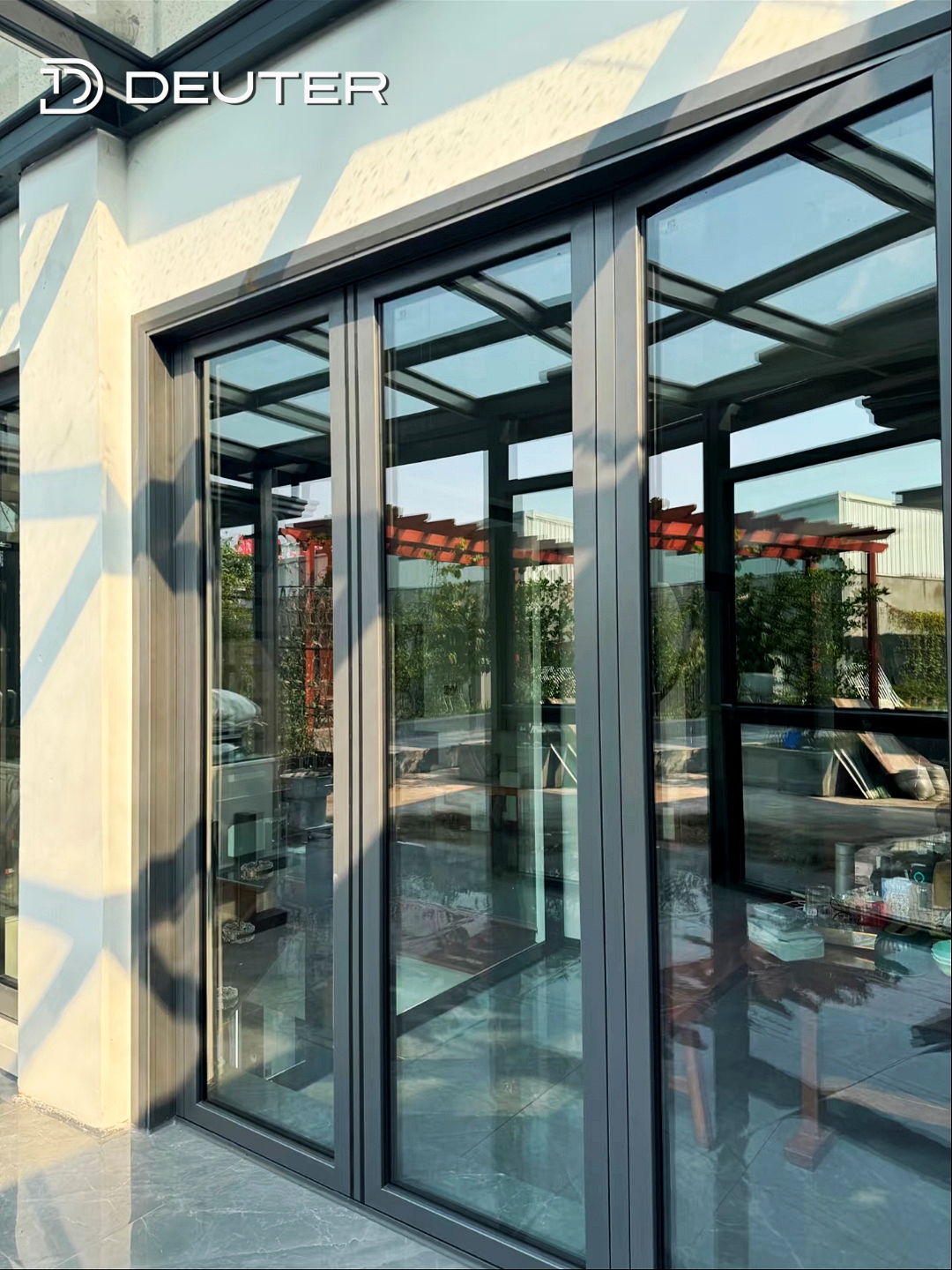 Panoramische waterdichte aluminium vouwdeuren met glas, thermische onderbreking, grote opening, modern accordeonvormig terrasdeursysteem voor buiten