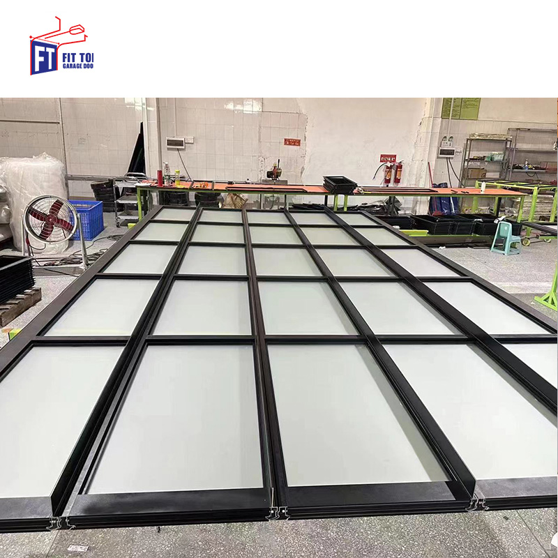 Functionele garagedeur met aluminium frame, kogelwerend glas en hoge beveiliging.