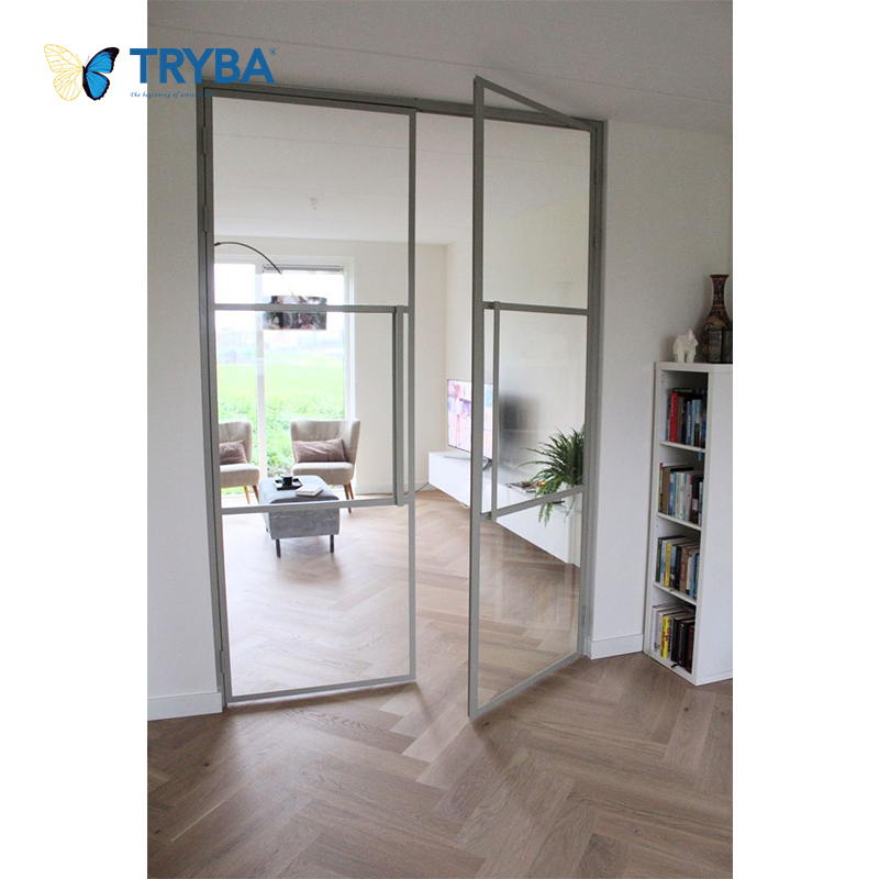 Moderne openslaande deuren van dubbel gehard glas met slagvast aluminium en glasvezelscherm voor buitengebruik. Duits hang- en sluitwerk.