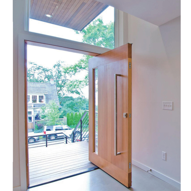 Nieuwe op maat gemaakte buitendeur van Hihaus met groot glas, draaibaar en van hout, moderne stijl.