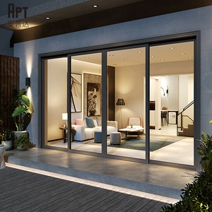 Moderne frameloze aluminium schuifdeur met glazen panelen voor de entree van een villabalkon, weerbestendig, energiezuinig en soepel in gebruik.
