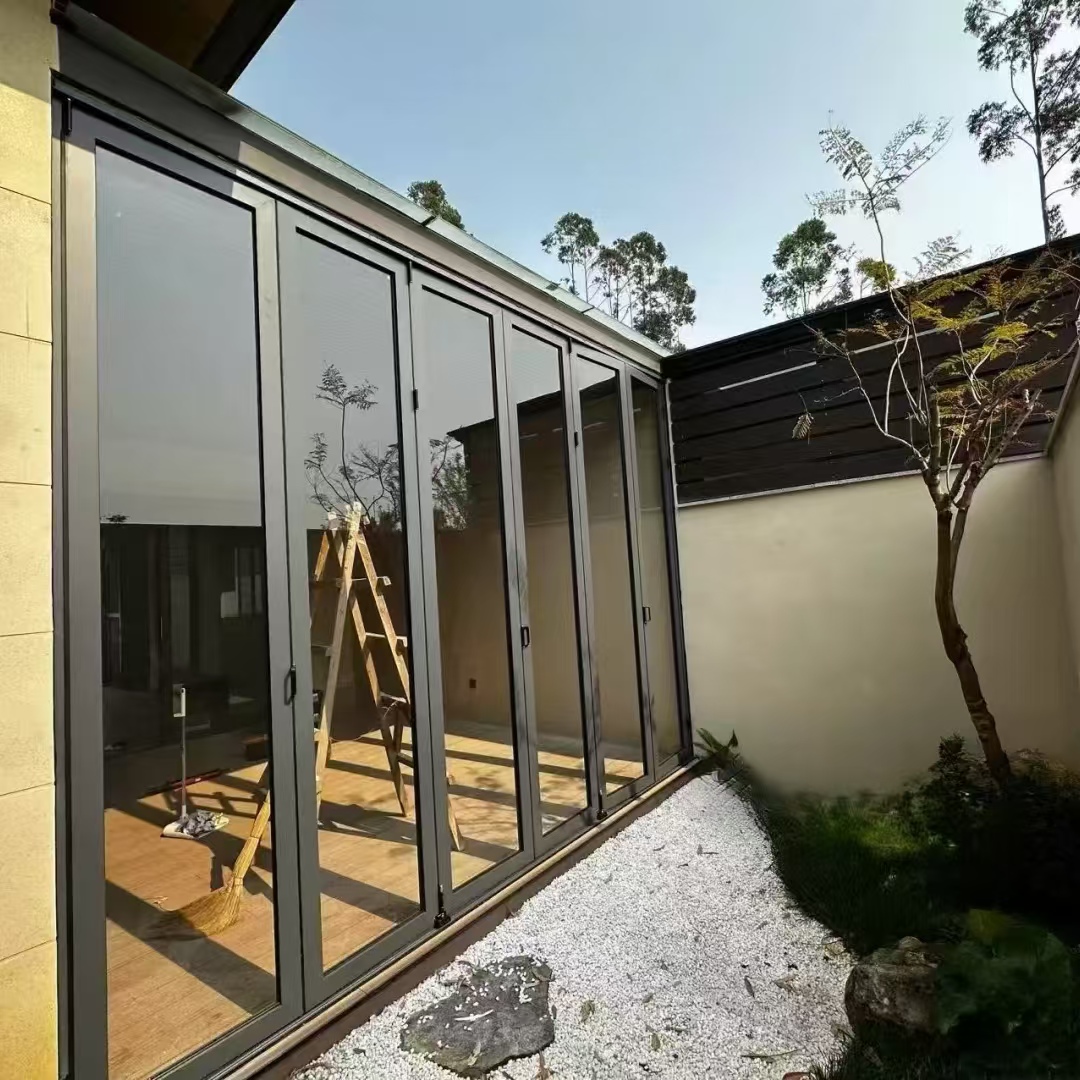 Orkaanbestendige, waterdichte aluminium buitendeur met minimalistisch design voor keuken, balkon of terras. Vouwdeur.