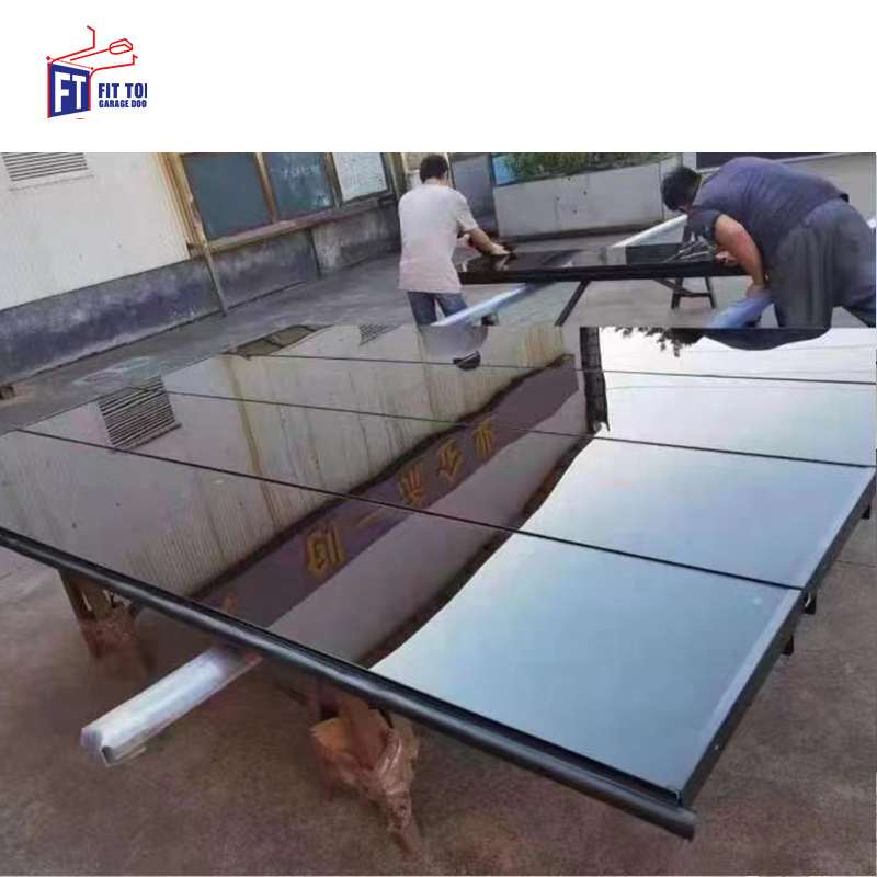 Functionele garagedeur met aluminium frame, kogelwerend glas en hoge beveiliging.