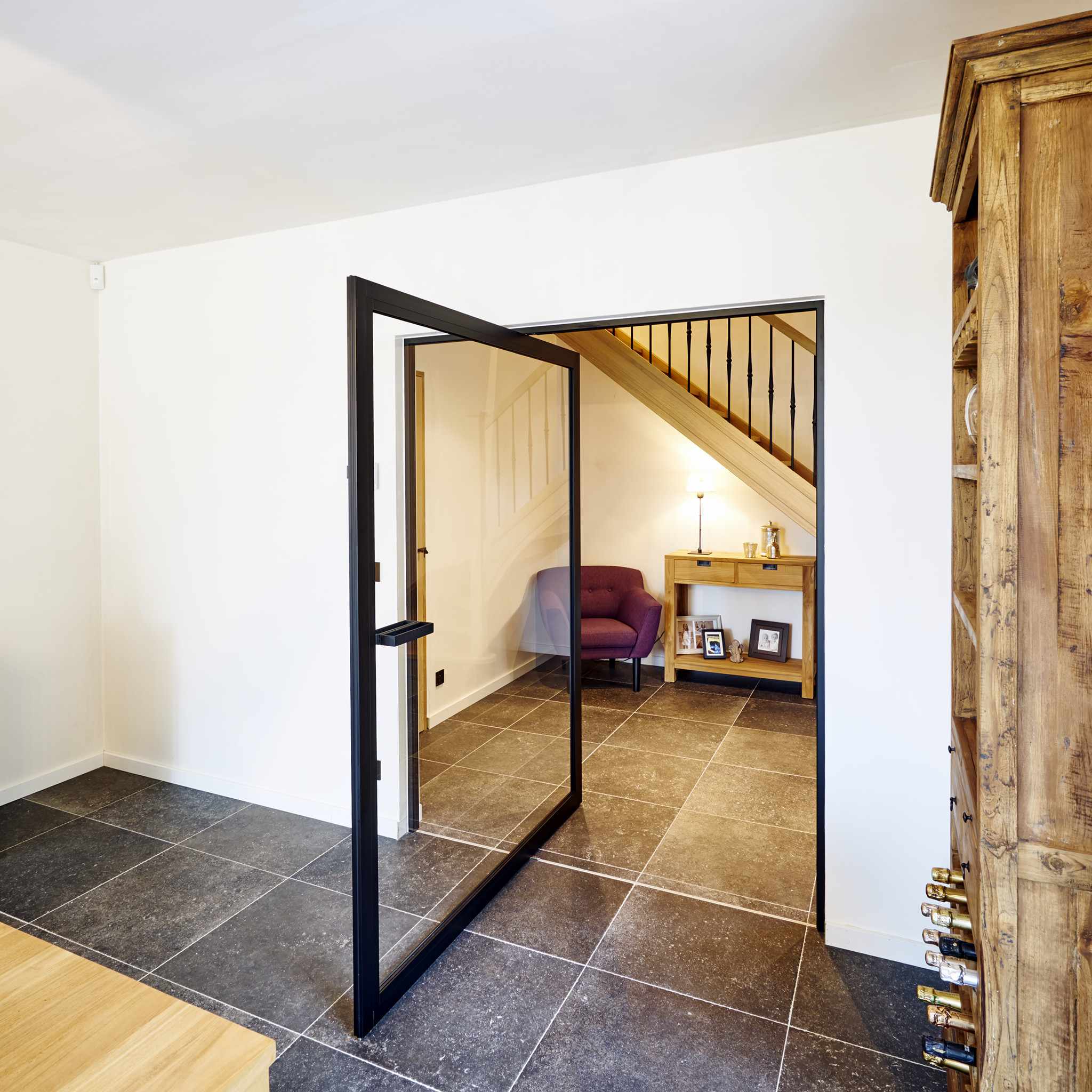 Moderne, commerciële draaideur van aluminiumlegering met glazen front en centraal draaipunt, automatische gebogen toegangsdeuren voor luxe hotels
