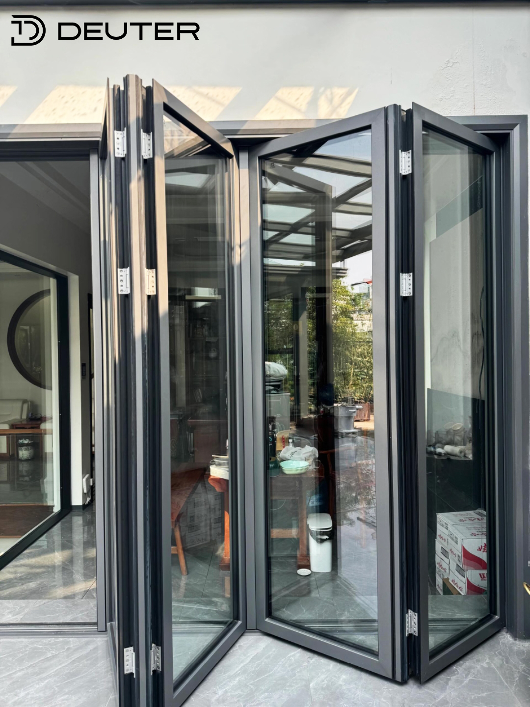 Verborgen scharnierontwerp, thermische onderbreking, aluminium accordeonvouwdeuren, buitendeur met glazen vouwmechanisme, moderne residentiële tuin- en terrasdeur