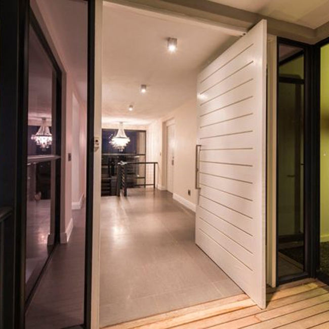 Massief houten toegangspoort, ontwerp van de fabrikant, draaideur voor de hoofdingang van een huis, afgewerkt oppervlak.