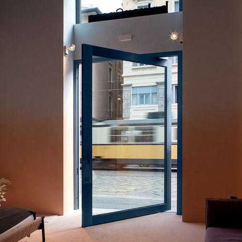 Moderne, commerciële draaideur van aluminiumlegering met glazen front en centraal draaipunt, automatische gebogen toegangsdeuren voor luxe hotels