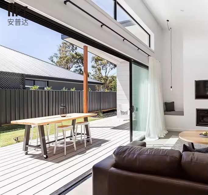 Moderne frameloze aluminium schuifdeur met glazen panelen voor de entree van een villabalkon, weerbestendig, energiezuinig en soepel in gebruik.
