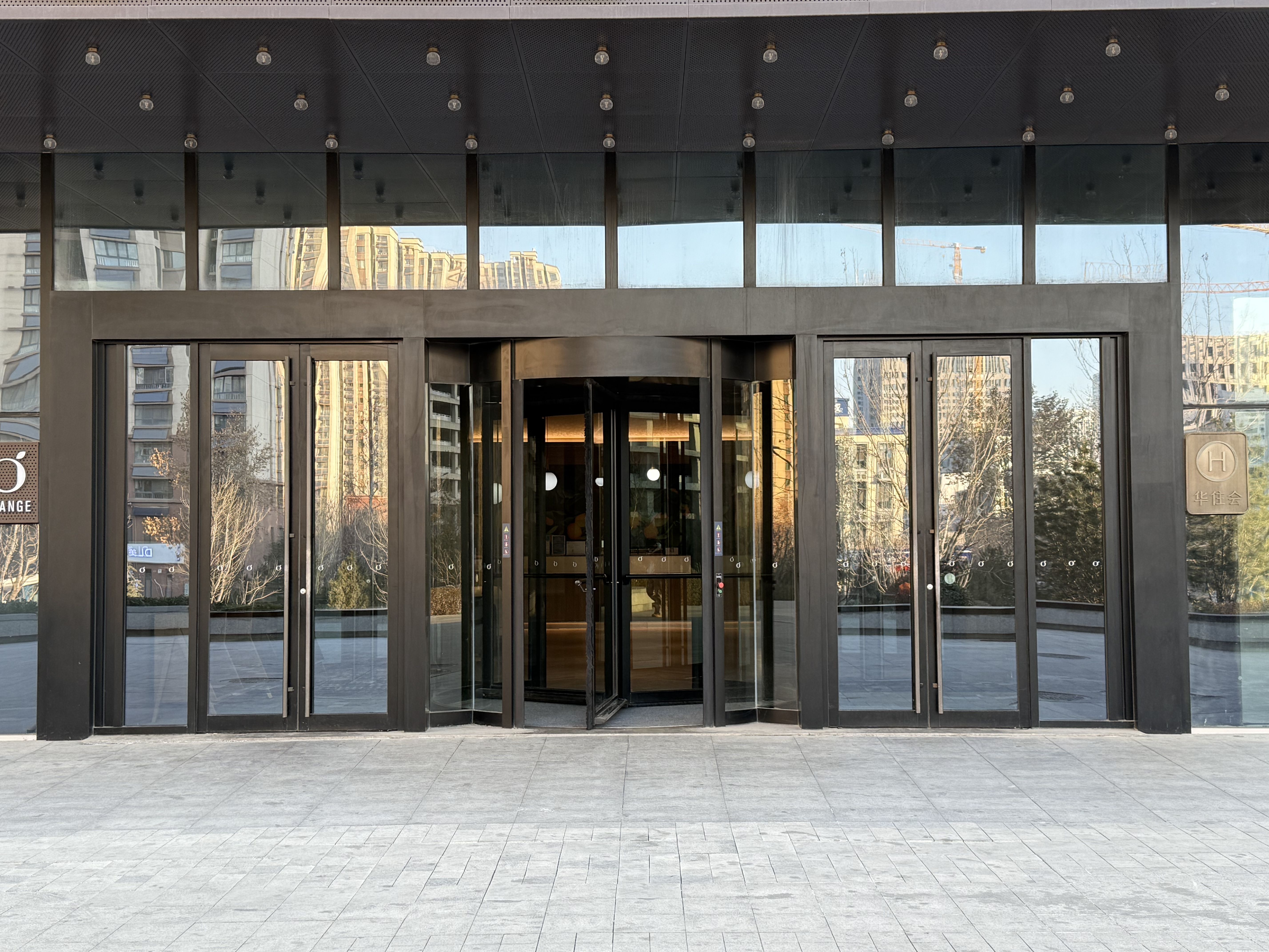 Elektrische glazen entree met sensor, commerciële 3-vleugelige automatische luxe draaideur voor kantoor, hotellobby