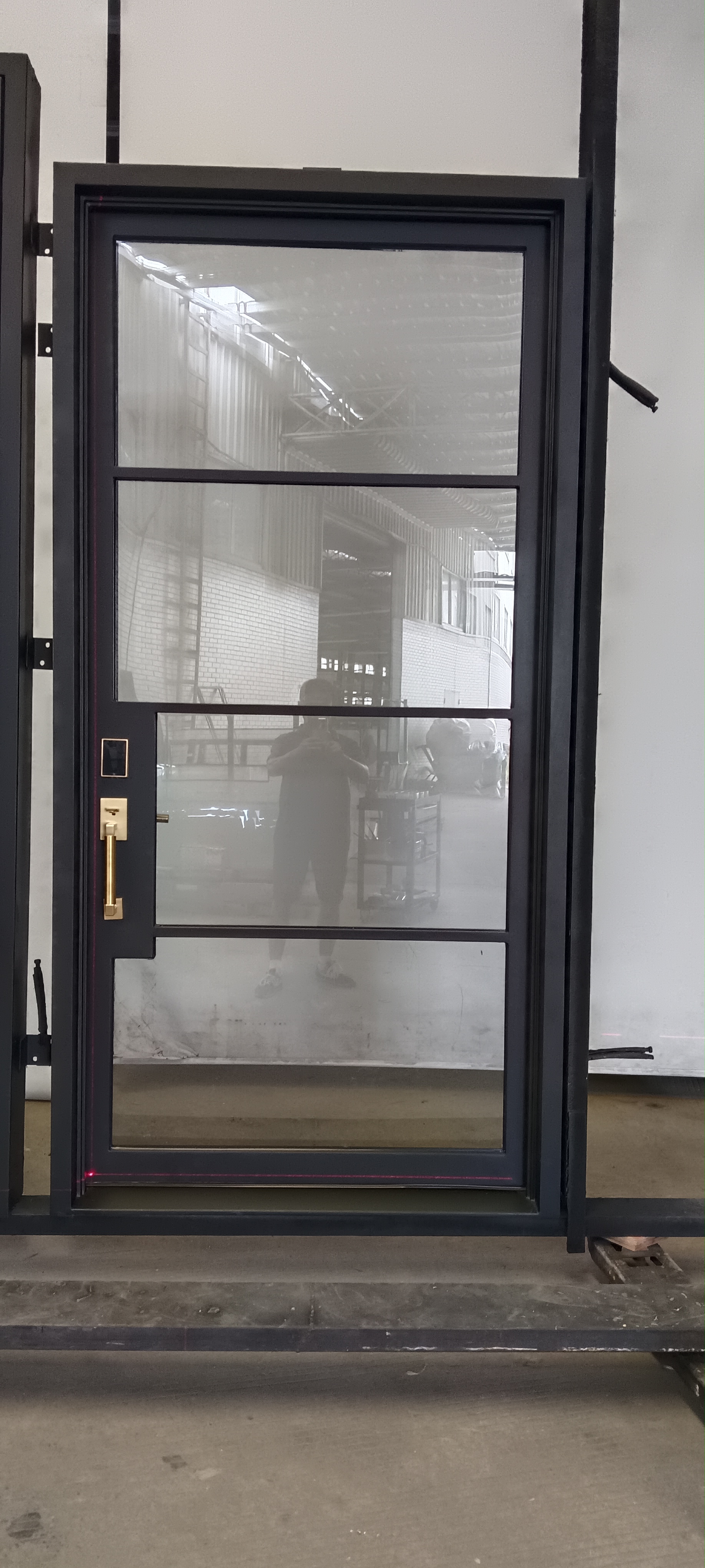 Modern ontwerp in zuidwestelijke stijl, exterieur en interieur, ijzeren en glazen voordeur, thermische isolatie, waterdicht en kogelwerend.
