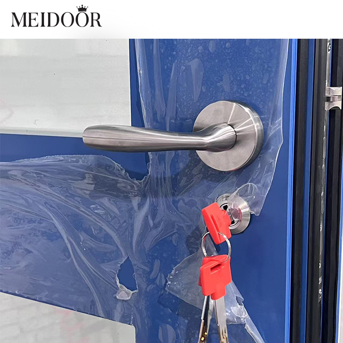 Moderne draaideuren voor huizen, aluminium voordeuren, veiligheidsdeuren voor buiten.
