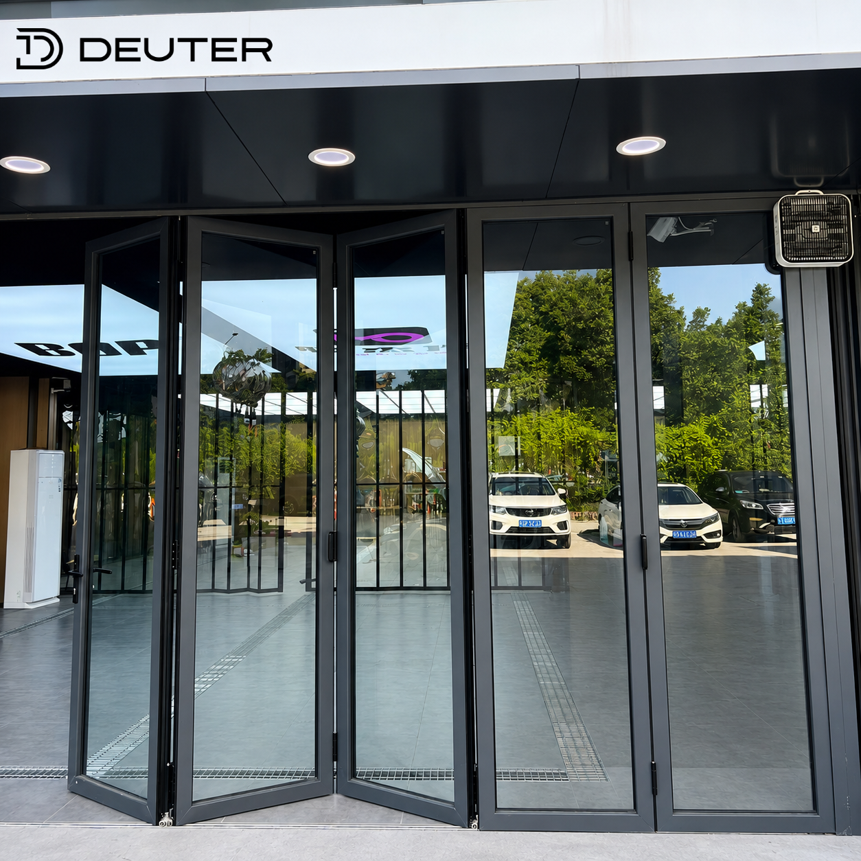 Panoramische waterdichte aluminium vouwdeuren met glas, thermische onderbreking, grote opening, modern accordeonvormig terrasdeursysteem voor buiten